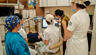 Das Personal des Xi'an-Krankenhauses wird in der Verwendung des Intraoralscanners Primescan AC von Dentsply Sirona geschult.