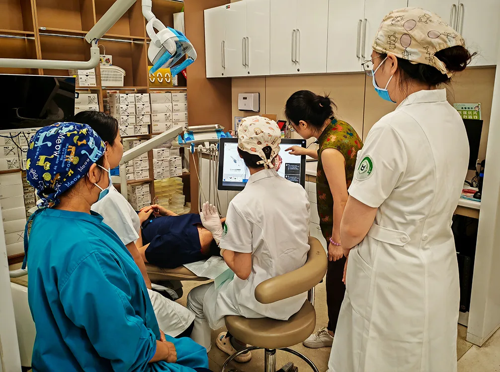 Das Personal des Xi'an-Krankenhauses wird in der Verwendung des Intraoralscanners Primescan AC von Dentsply Sirona geschult.