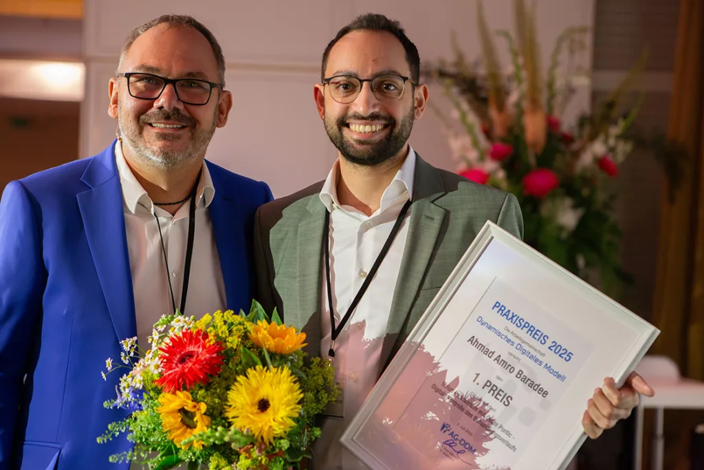 v.l. Laudator und Vorstandsvorsitzender der AG DDM Dr. Ingo Baresel, Preisträger Ahmad Amro Baradee .