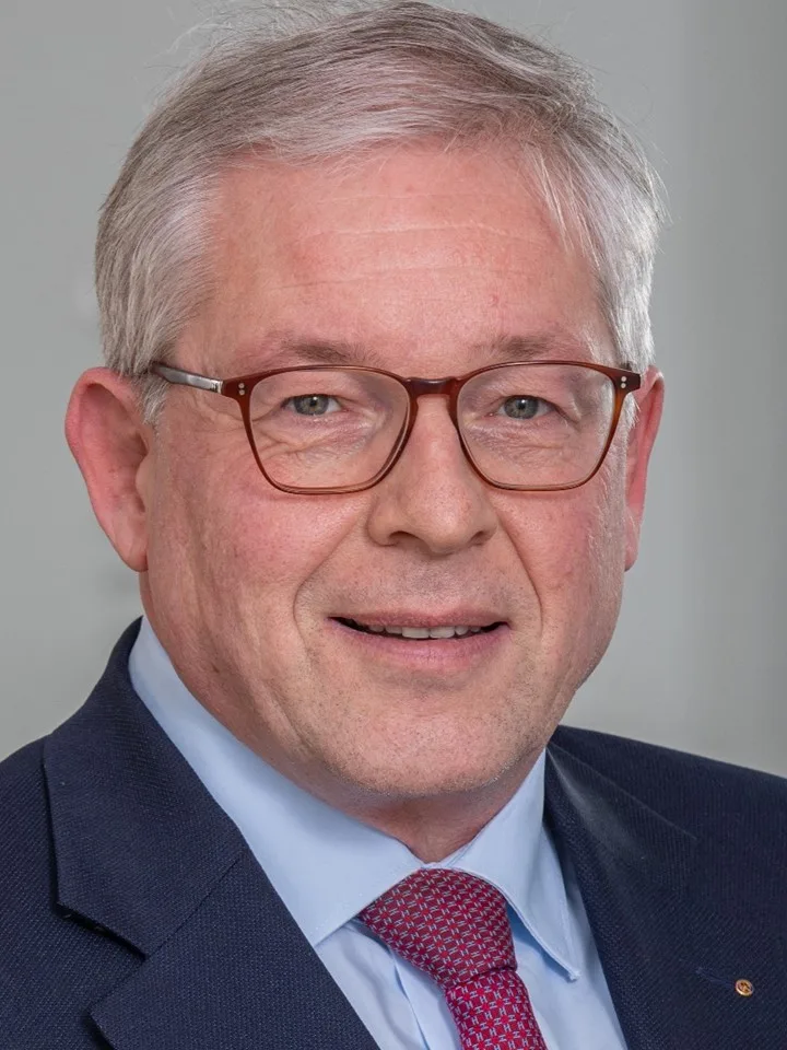 Prof. Dr. Dr. Hendrik Terheyden ist Chefarzt der Klinik für Mund-, Kiefer- und plastischen Gesichtschirurgie an den Helios Kliniken in Kassel.
