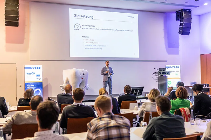 Alexander Broll während seines Vortrags zum Einfluss digitaler Kronendesignworkflows auf marginale Randanpassung, Festigkeit, Morphologie und Funktion.