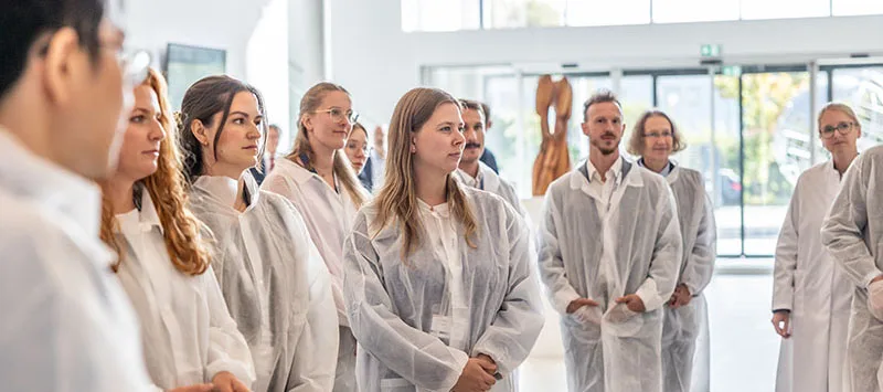 Die Teilnehmer der 22. VOCO Dental Challange während des Firmenrundgangs bei VOCO.