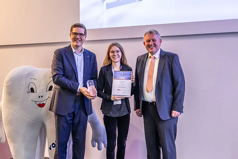 v.l.: René Plaumann (Geschäftsführer VOCO), Julia Roßbach und Dr. Martin Danebrock (Veranstaltungsleiter).