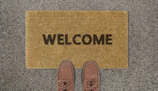 Fußmatte mit Welcome und zwei Schuhen