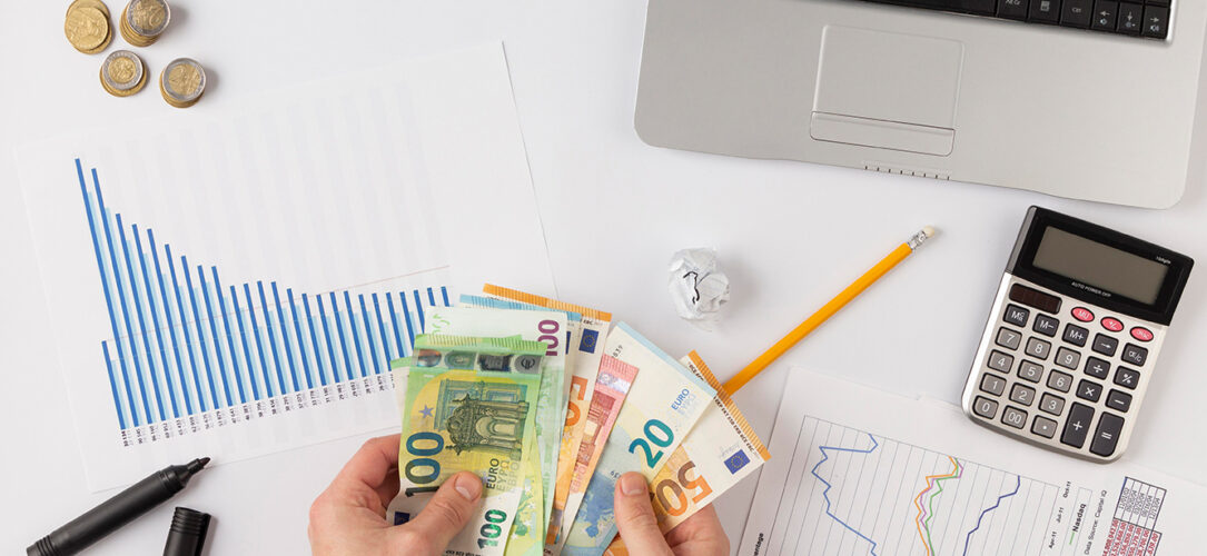 flat-lay-finanziert-finanzen-zusammensetzung-freepik-freepik.com-