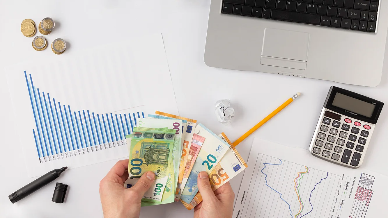 flat-lay-finanziert-finanzen-zusammensetzung-freepik-freepik.com-