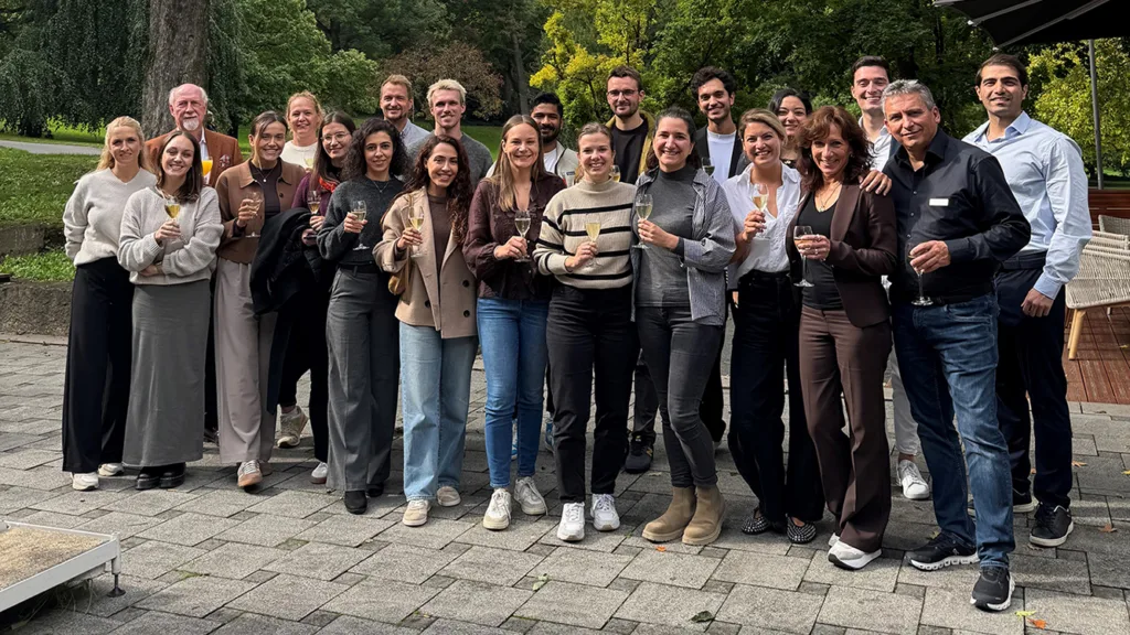 Abschlussfoto der 13. Serie des ITI Curriculums Implantologie – gemeinsamer Ausklang nach erfolgreichem Abschluss einer intensiven Fortbildungsreise.