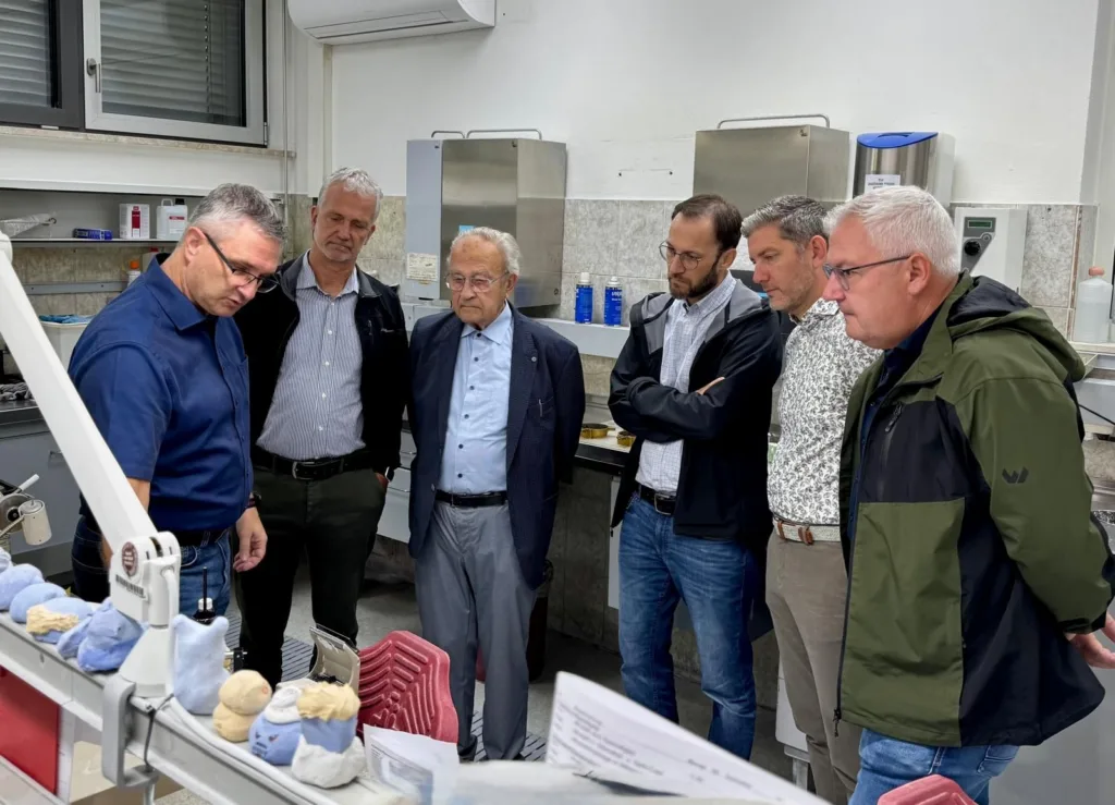 ZTM Oliver Mende gab auch einen kleinen Einblick in die analoge zahntechnische Laborwelt.