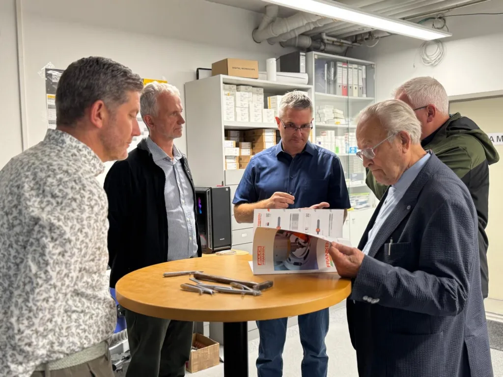 Inhaber Helmut Gimpel zeigte sich begeistert von so viel Präzision im zahntechnischen Handwerk.