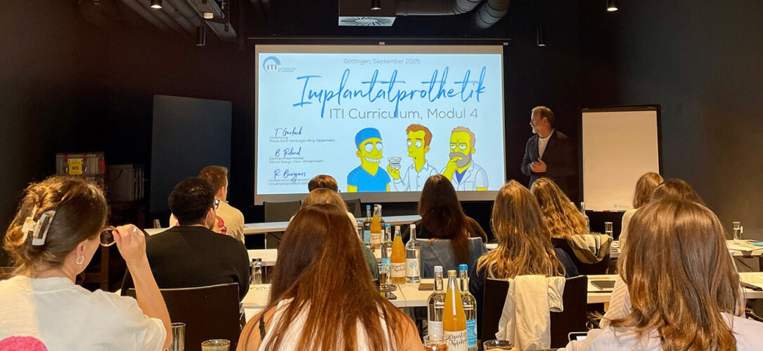 Prof. Bürgers erklärt die Grundlagen der Implantatprothetik – praxisnah, anschaulich und mit viel Engagement.