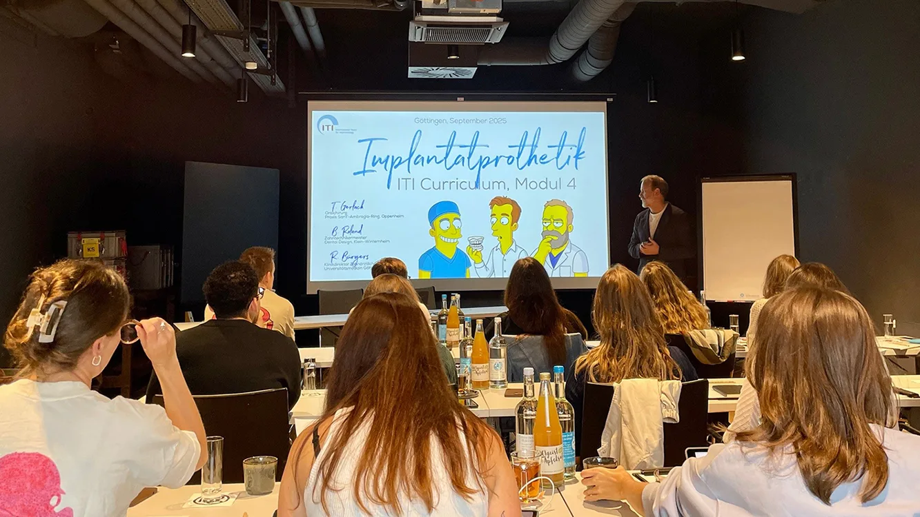 Prof. Bürgers erklärt die Grundlagen der Implantatprothetik – praxisnah, anschaulich und mit viel Engagement.