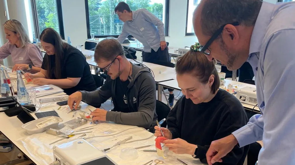 Praktische Übungen unter Anleitung von Prof. Al-Nawas – evidenzbasiertes Wissen wird hier direkt in chirurgische Routine umgesetzt.