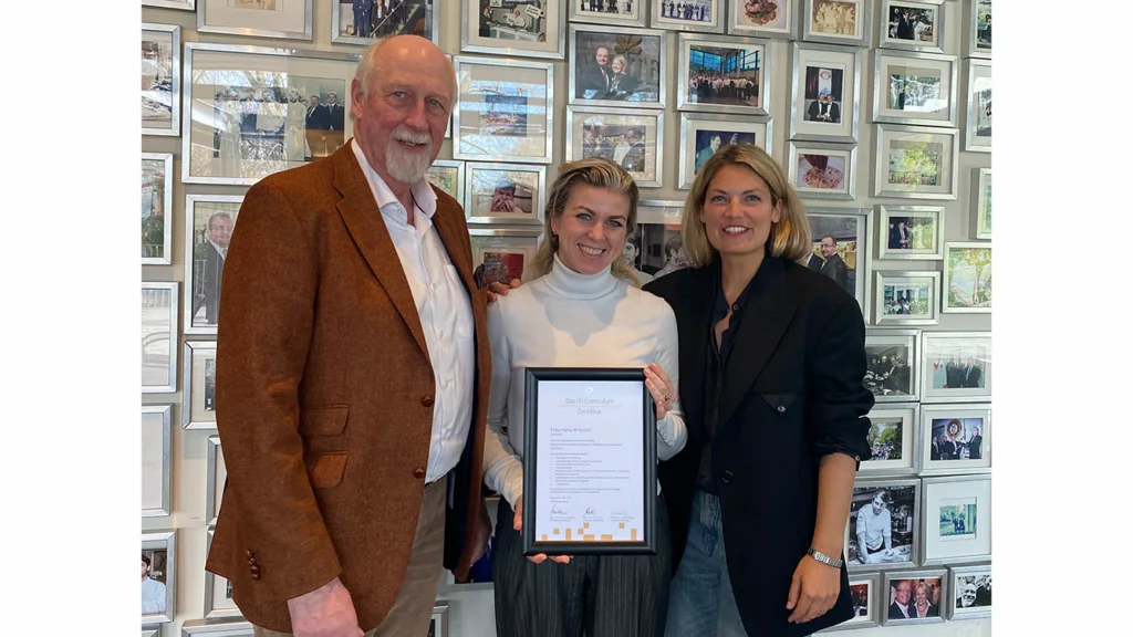 Feierlicher Moment – Prof. Wahl und PD Dr. Bjelopavlovic überreichen das Abschlusszertifikat an eine erfolgreiche Teilnehmerin.