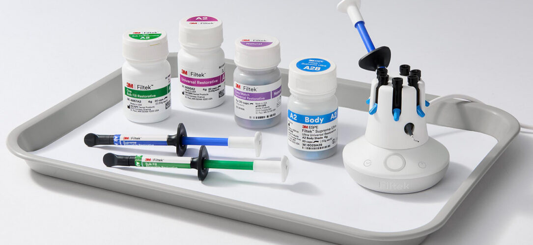 Solventum™ Filtek™ Komposit-Wärmer mit den für die Erwärmung zugelassenen Füllungsmaterialien 3M™ Filtek™ Supreme XTE Universal Komposit, 3M™ Filtek™ Easy Match Universal Komposit, 3M™ Filtek™ Universal Komposit, 3M™ Filtek™ One Bulk Fill Komposit, 3M™ Filtek™ Bulk Fill Flowable Fließfähiges Komposit und 3M™ Filtek™ Supreme Flowable Fließfähiges Komposit.