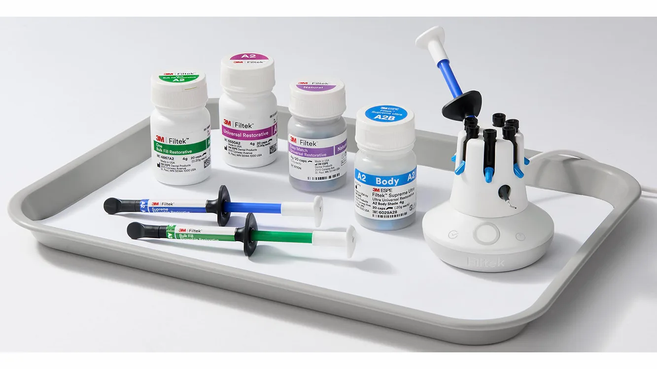 Solventum™ Filtek™ Komposit-Wärmer mit den für die Erwärmung zugelassenen Füllungsmaterialien 3M™ Filtek™ Supreme XTE Universal Komposit, 3M™ Filtek™ Easy Match Universal Komposit, 3M™ Filtek™ Universal Komposit, 3M™ Filtek™ One Bulk Fill Komposit, 3M™ Filtek™ Bulk Fill Flowable Fließfähiges Komposit und 3M™ Filtek™ Supreme Flowable Fließfähiges Komposit.