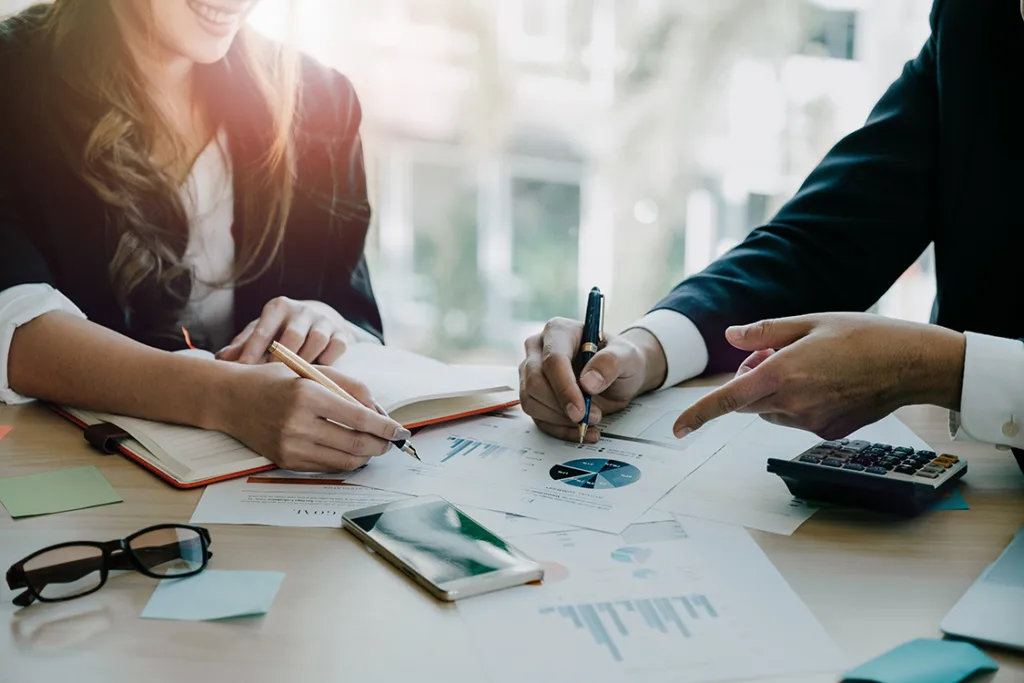 Abb. 2: Ob man sich besser selbst um die Anlagen kümmert oder einen Vermögensverwalter beauftragt, hängt maßgeblich damit zusammen, wie viel Zeit man investieren möchte.