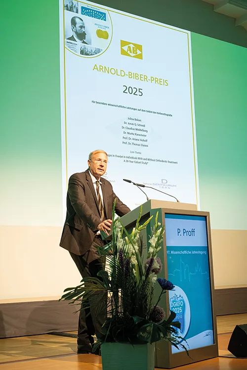 DGKFO-Präsident Prof. Dr. Dr. Peter Proff gratulierte dem erfolgreichen Team zur Auszeichnung mit dem Arnold Biber Preis 2025.