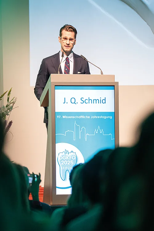Dr. Jonas Q. Schmid stellte die wesentlichen Erkenntnisse der prämierten 30-Jahres-Kohortenstudie vor.