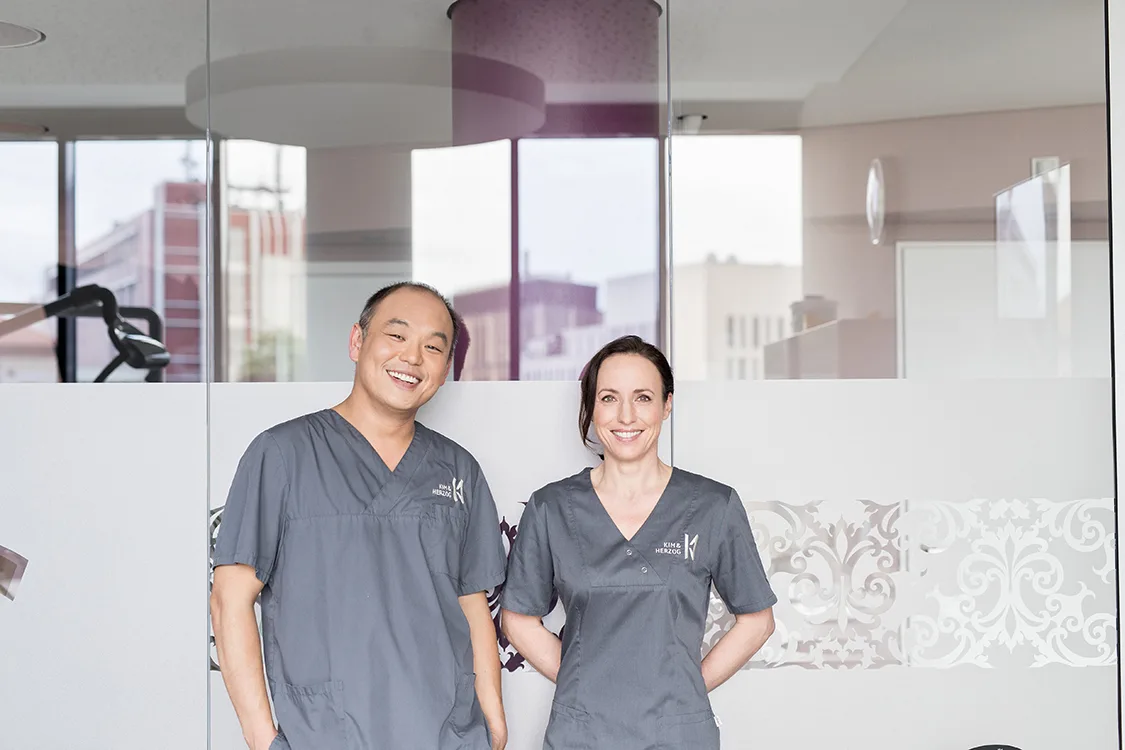 Die Zahnarztpraxis Kim & Herzog findet: „Die Lösung passt zu unserer Praxis. Und das Team von Blue Safety ist da, wenn wir es brauchen.“