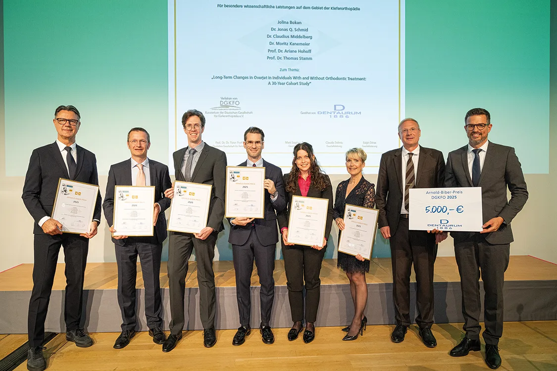V. l. n. r.: Prof. Dr. Thomas Stamm, Dr. Claudius Middelberg, Dr. Moritz Kanemeier, Dr. Jonas Q. Schmid, Jolina Bokan, Prof. Dr. Ariane Hohoff, Prof. Dr. Dr. Peter Proff und Matthias Kühner (Dentaurum)