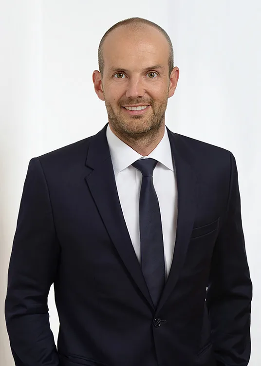 Lars Drekopf ist bereits seit 2004 Teil von mectron Deutschland und verfügt über mehr als 20 Jahre Erfahrung im Dentalmarkt. Als Prokurist verantwortet er die Geschäftsaktivitäten des Unternehmens in Deutschland und Österreich. Mit seiner Expertise und Marktkenntnis insbesondere im Bereich der Piezochirurgie treibt er die Weiterentwicklung von mectron in beiden Ländern maßgeblich voran.