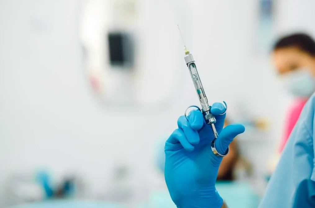 Nahaufnahme der Spritze mit Anästhesie, Zahnklinik-teksomolika-freepik.com-11621631