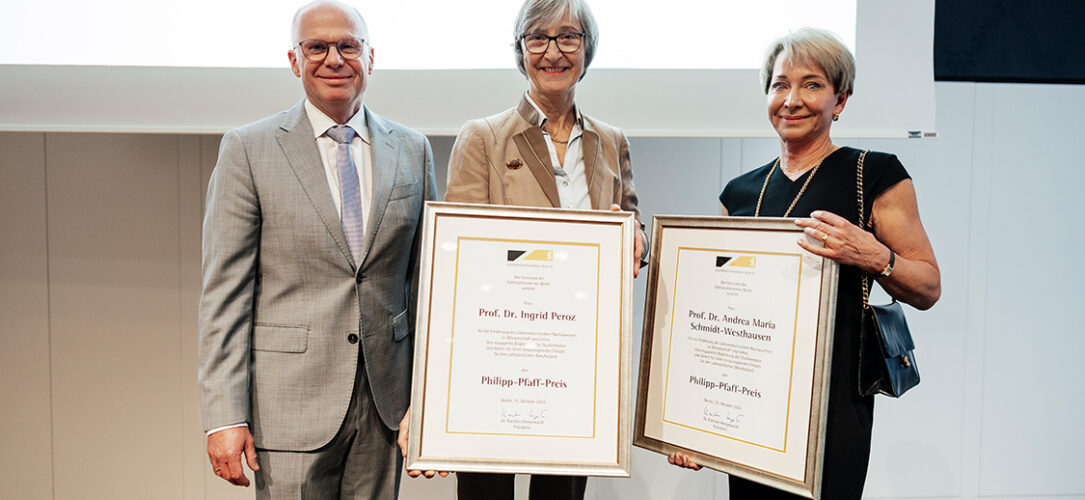V. l. n. r.: Dr. Karsten Heegewaldt, Prof. Dr. Ingrid Peroz und Prof. Dr. Andrea Maria Schmidt-Westhausen