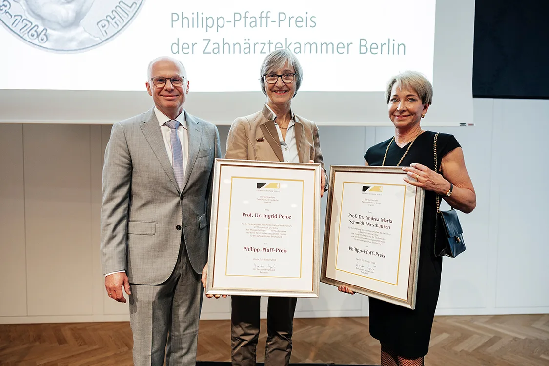 V. l. n. r.: Dr. Karsten Heegewaldt, Prof. Dr. Ingrid Peroz und Prof. Dr. Andrea Maria Schmidt-Westhausen