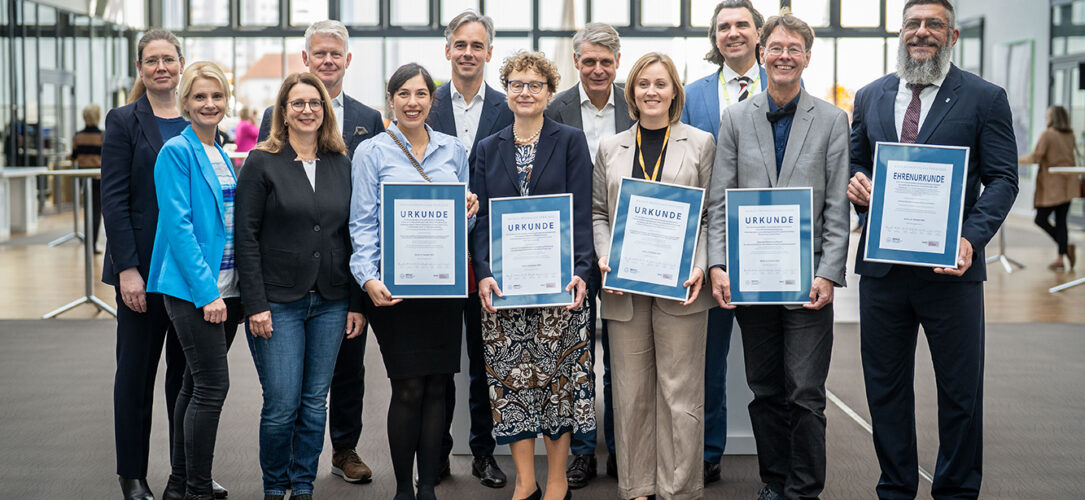 (von links:) Prof. Dr. Nadine Schlüter (Jury, Hannover), Janina Werner (Wrigley Oral Health Program, Unterhaching), Dr. Steffi Beckmann (Jury, Bonn), Prof. Dr. Rainer Haak (Jury, Leipzig), Dr. Marcia Spindler („Wissenschaft“, Heidelberg), Prof. Dr. Sebastian Paris (Jury, Berlin), Dr. Gisela Goedicke-Padligur („Praxis & Gesellschaft“, Witten-Herdecke), Prof. Dr. Thomas Attin (Jury, Zürich), Dr. Jana Biermann („Wissenschaft“, Göttingen), Prof. Dr. Hendrik Meyer-Lückel (Jury, Bern), Prof. Dr. Christian Splieth („Praxis & Gesellschaft“, Greifswald), Prof. Dr. A. Rainer Jordan (Ehrung, Köln)