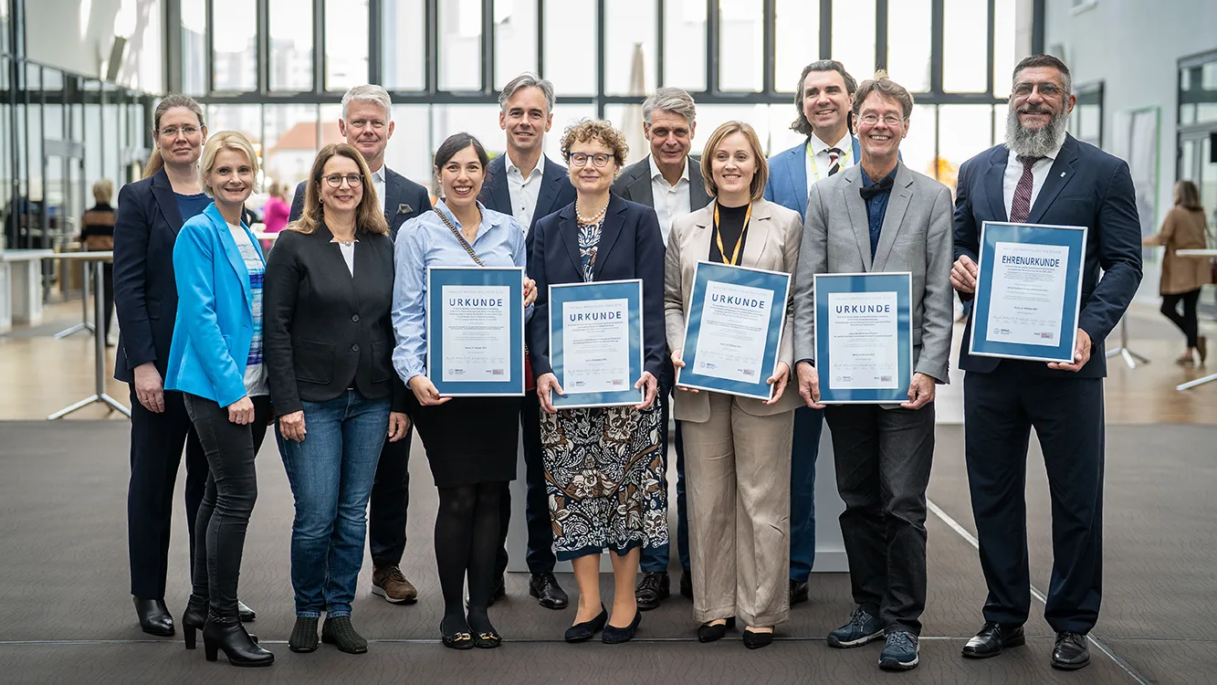 (von links:) Prof. Dr. Nadine Schlüter (Jury, Hannover), Janina Werner (Wrigley Oral Health Program, Unterhaching), Dr. Steffi Beckmann (Jury, Bonn), Prof. Dr. Rainer Haak (Jury, Leipzig), Dr. Marcia Spindler („Wissenschaft“, Heidelberg), Prof. Dr. Sebastian Paris (Jury, Berlin), Dr. Gisela Goedicke-Padligur („Praxis & Gesellschaft“, Witten-Herdecke), Prof. Dr. Thomas Attin (Jury, Zürich), Dr. Jana Biermann („Wissenschaft“, Göttingen), Prof. Dr. Hendrik Meyer-Lückel (Jury, Bern), Prof. Dr. Christian Splieth („Praxis & Gesellschaft“, Greifswald), Prof. Dr. A. Rainer Jordan (Ehrung, Köln)