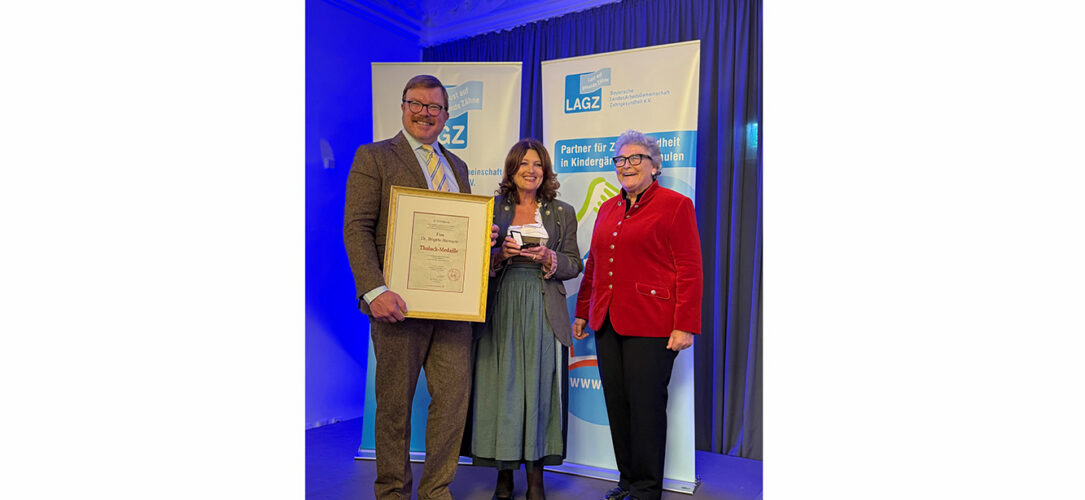 Dr. Christian Rath überreicht die Tholuck-Medaille und Urkunde an Frau Dr. Brigitte Hermann, rechts im Bild Frau Dr. Barbara Mattner (Vorsitzende der LAGZ).
