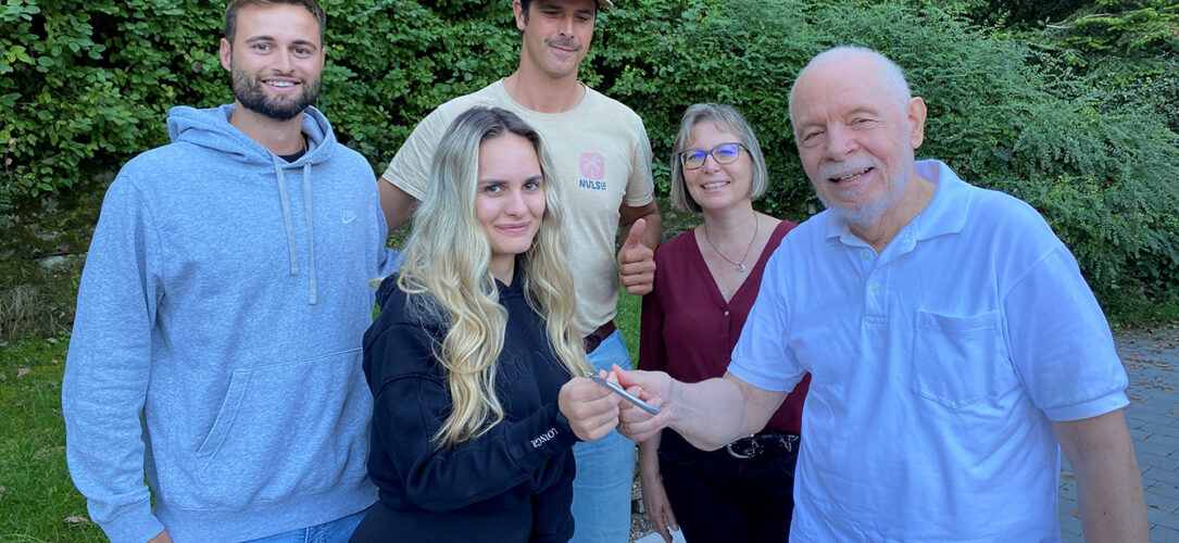 Übergabe der Dentaurum Premium-Line Zangen an die Meisterschüler v.l.n.r.: Jonas Gryschka (Meisterschüler), Nevena Savic (Meisterschülerin), Ingo Weber (Fachlehrer Meisterschule), Melanie Schwarzer (Leitung Meisterschule), Manfred Enzens-berger (Vorstand VdMZ)
