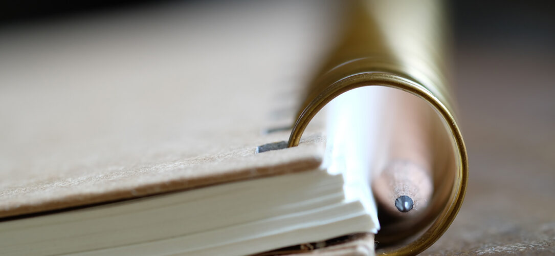 bleistift-mit-buch-auf-holz