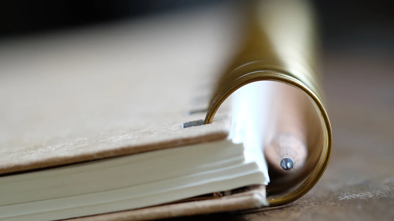 bleistift-mit-buch-auf-holz