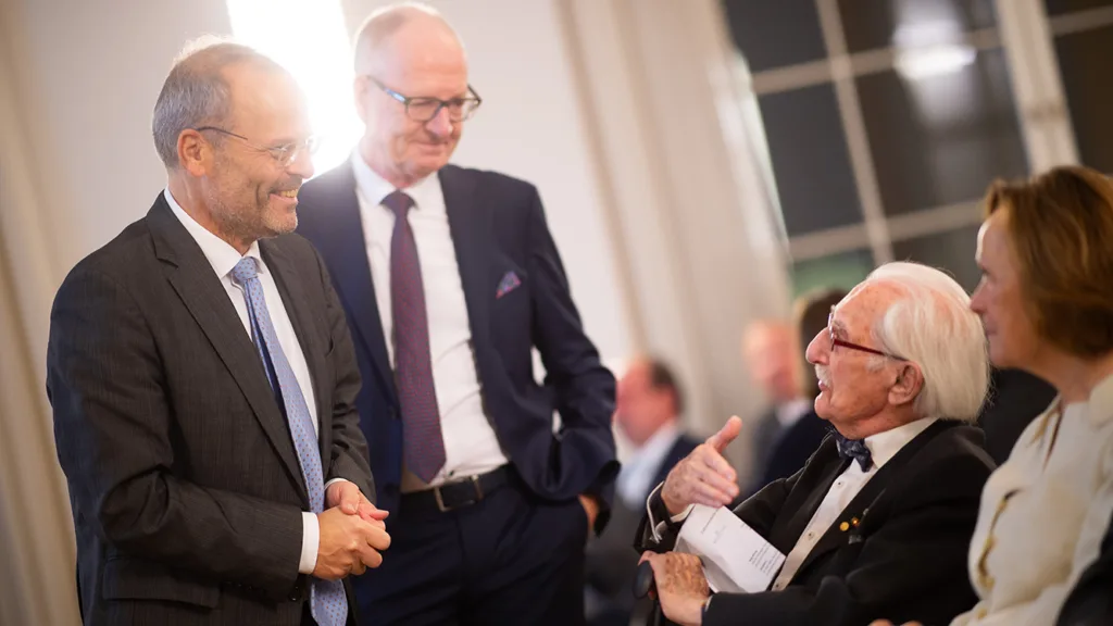 Leon Weintraub (r), Überlebender des Holocaust, im Gespräch mit Felix Klein (l), Beauftragter der Bundesregierung für jüdisches Leben in Deutschland und den Kampf gegen Antisemitismus, und Martin Hendges, Vorsitzender des Vorstandes der Kassenzahnärztlichen Bundesvereinigung (KZBV) (m).