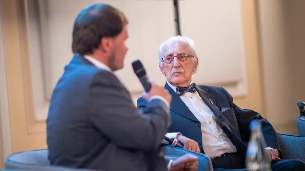 Leon Weintraub (r), Überlebender des Holocaust, im Gespräch mit Nico Biermanns, Institut für Geschichte, Theorie und Ethik der Medizin in Aachen.