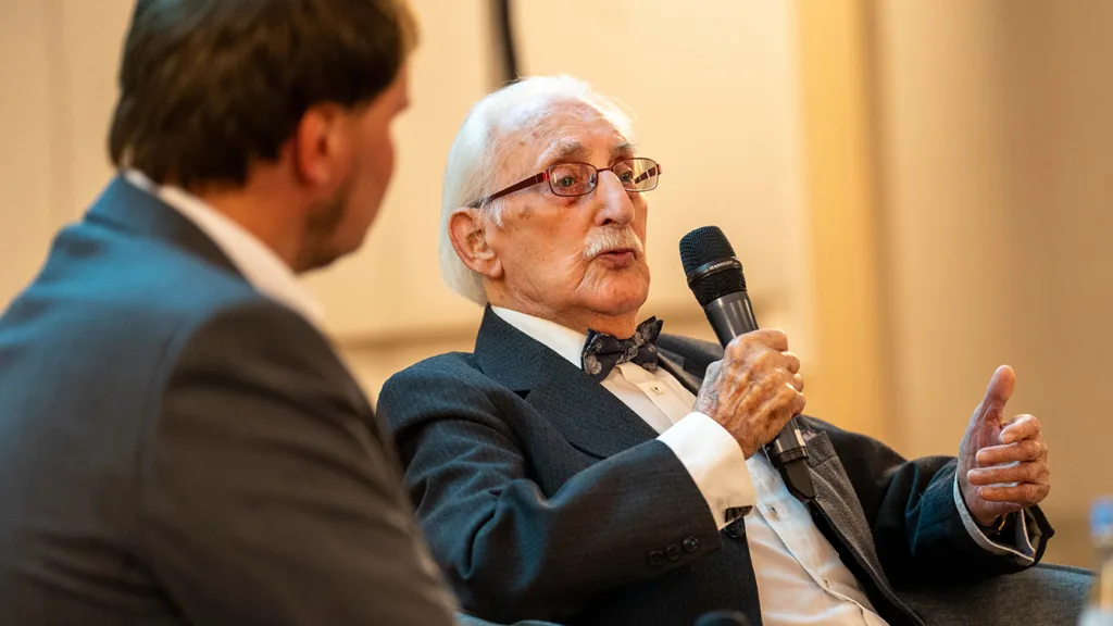 Leon Weintraub (r), Überlebender des Holocaust, im Gespräch mit Nico Biermanns, Institut für Geschichte, Theorie und Ethik der Medizin in Aachen.