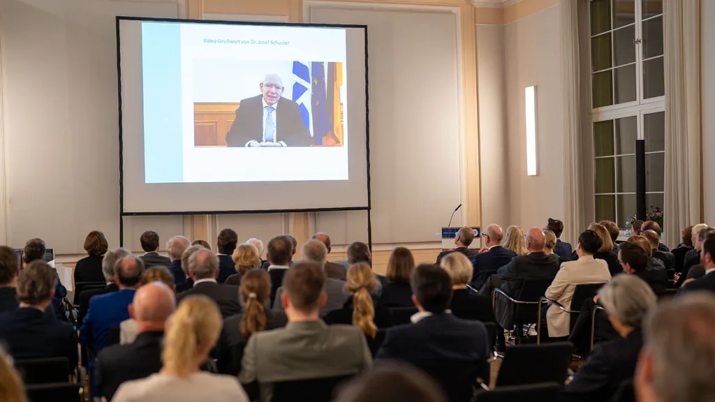 Josef Schuster, Präsident des Zentralrats der Juden, hält eine Grußbotschaft per Video.