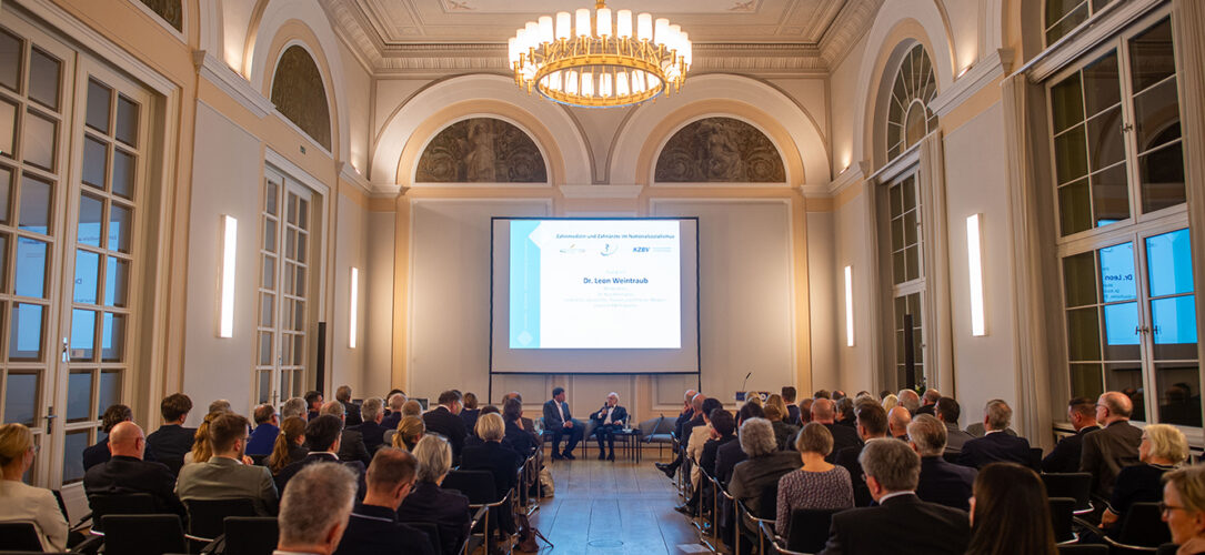 Leon Weintraub (r), Überlebender des Holocaust, im Gespräch mit Nico Biermanns, Institut für Geschichte, Theorie und Ethik der Medizin in Aachen.