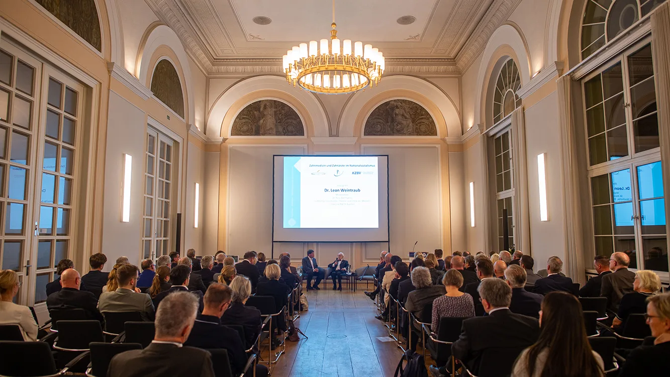 Leon Weintraub (r), Überlebender des Holocaust, im Gespräch mit Nico Biermanns, Institut für Geschichte, Theorie und Ethik der Medizin in Aachen.