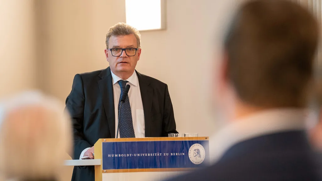 Christoph Benz, Präsident der Bundeszahnärztekammer (BZÄK), spricht.