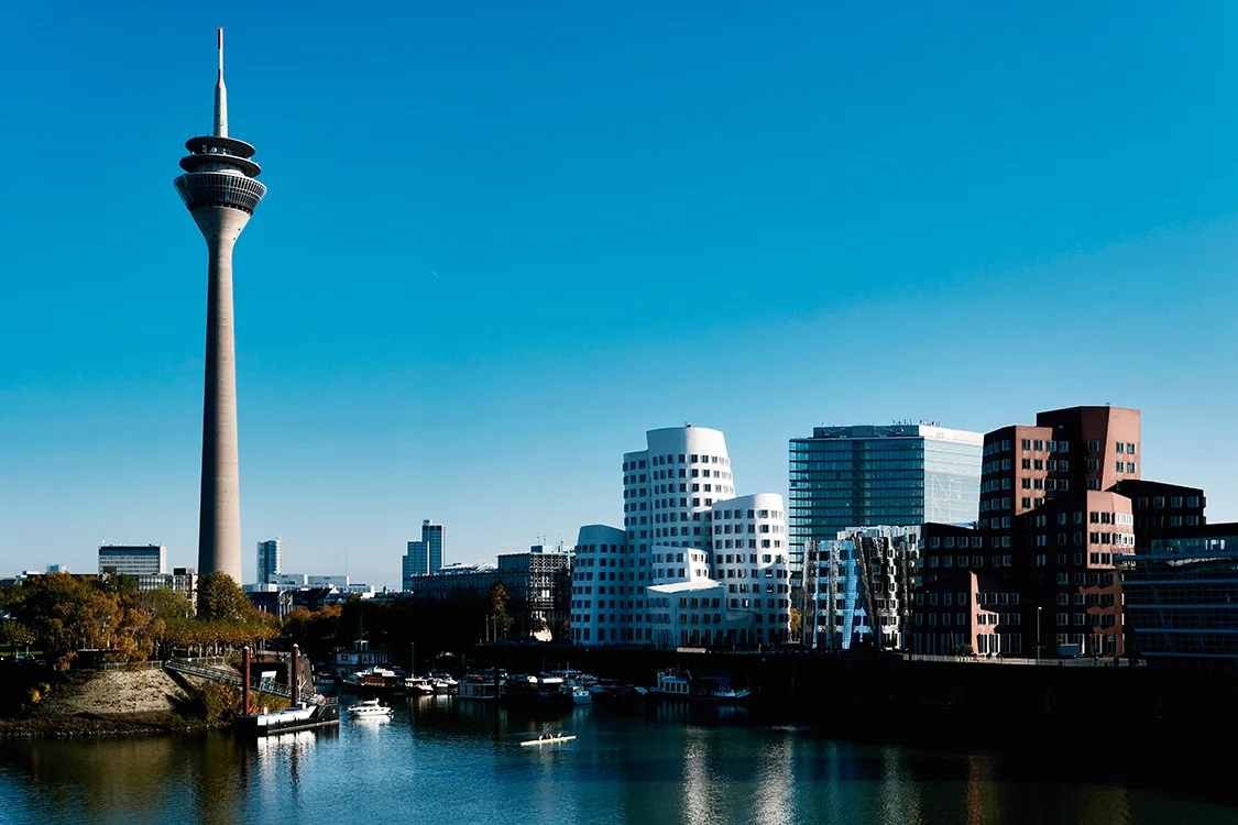 media-harbour-mit-dem-beruhmten-rhinetower-dusseldorf-wirestock-freepik.com-10835202