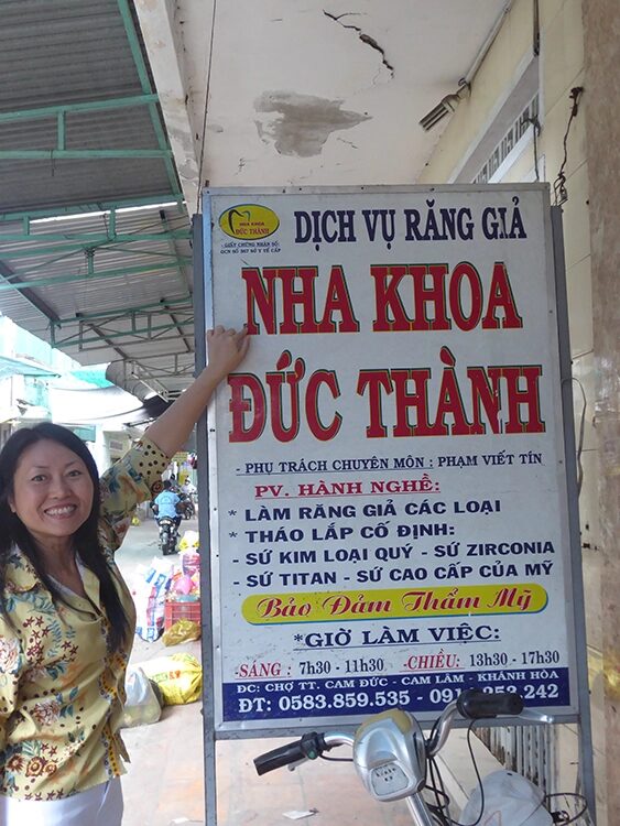 Reklame einer Zahnarztpraxis in Nha 
Trang.