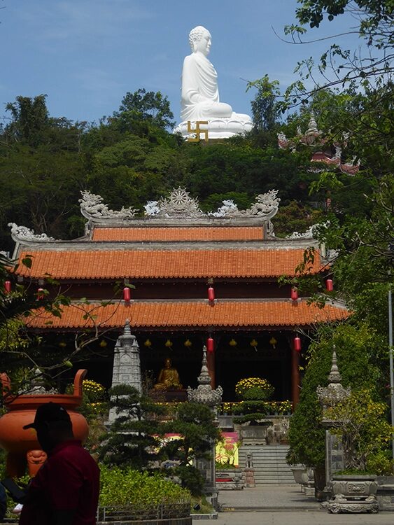Long-Son-Pagode und weißer Buddha, der über die Stadt wacht