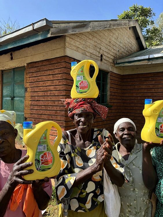 Eine Gruppe von Frauen freuen sich über die Spende.