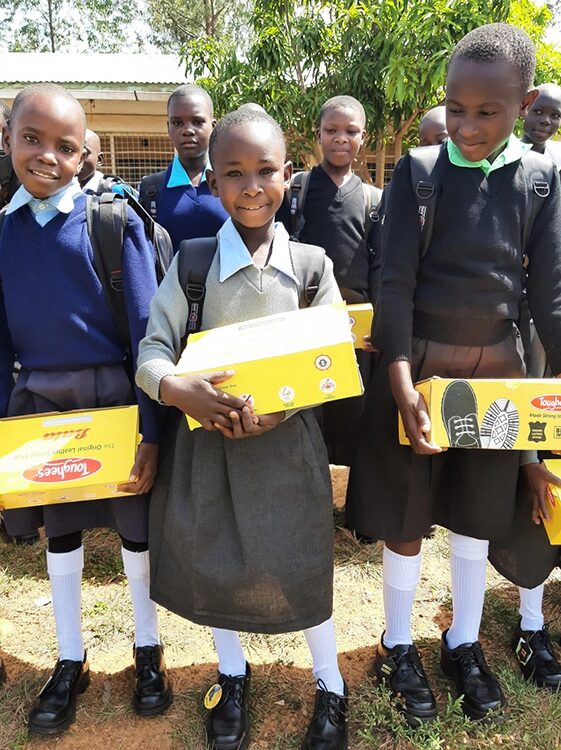 Kinder freuen sich über Schuhe.