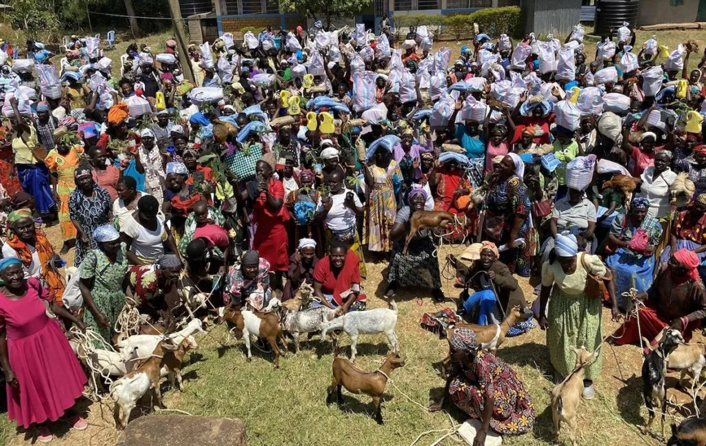Eine Menschenansammlung, die die sich über die Weihnachtstombola freuen.