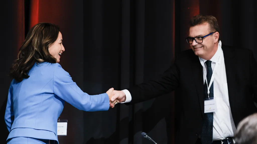 Prof. Dr. Christoph Benz gratuliert Dr. Romy Ermler zur Wahl zur Präsidentin der Bundeszahnärztekammer während Bundesversammlung am 31.10.25 in Berlin. / Foto: Tobias Koch (www.tobiaskoch.net)