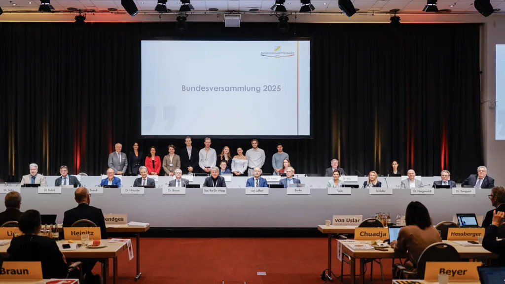 Der Vorstand der BZÄK mit Studierendenvertretern bei der Bundesversammlung der Bundeszahnärztekammer am 01.11.25 in Berlin. / Foto: Tobias Koch (www.tobiaskoch.net)