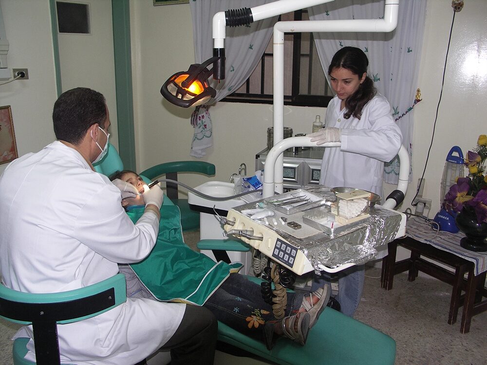 Abb. 4: Behandlung in der renovierten Zahnklinik